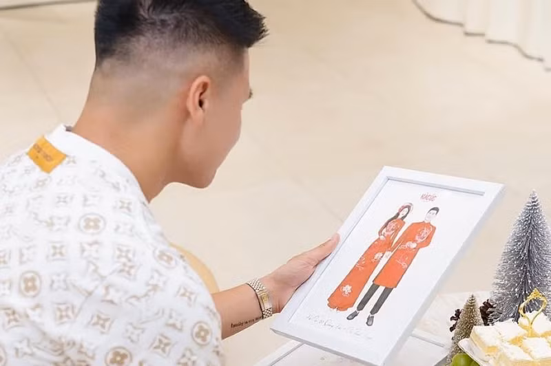 Lễ ăn hỏi của Quang Hải với Thanh Huyền được tổ chức tại sân bóng quê nhà nam cầu thủ ở Đông Anh – Hà Nội. Trang phục đậm chất hoài cổ trong lễ ăn hỏi Quang Hải – Thanh Huyền