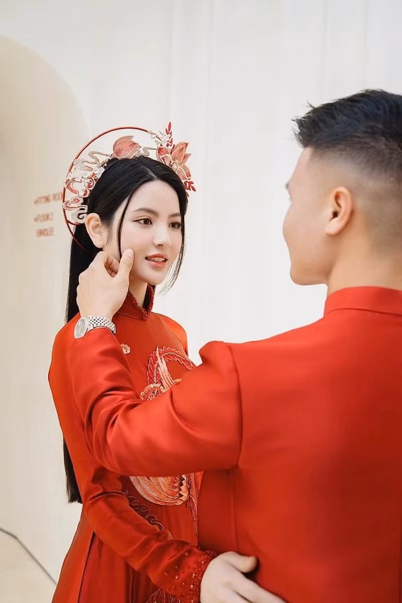 Tiền vệ của CLB Công an Hà Nội ân cần với vợ sắp cưới khi đi thử áo. Trang phục đậm chất hoài cổ trong lễ ăn hỏi Quang Hải – Thanh Huyền