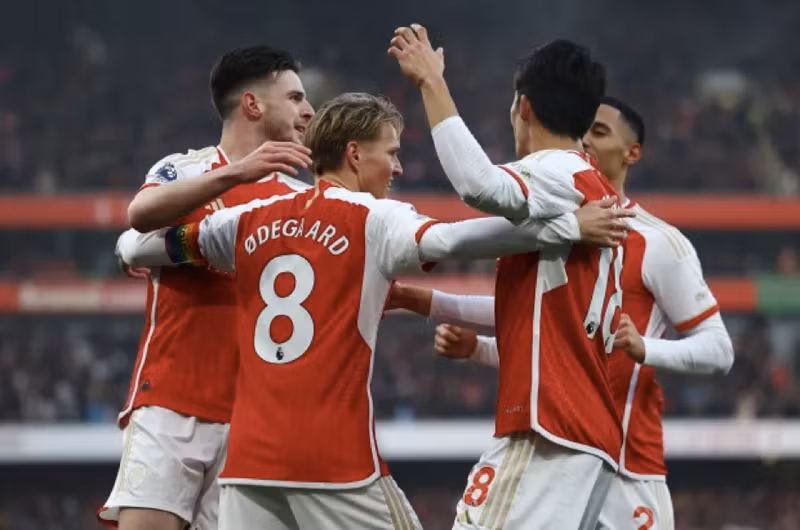 Pháo thủ có khởi đầu tưng bừng với 2 bàn thắng chỉ sau 13 phút khi tiếp Wolves khuya 2/12. Arsenal vững ngôi đầu sau vòng 14 Ngoại hạng Anh