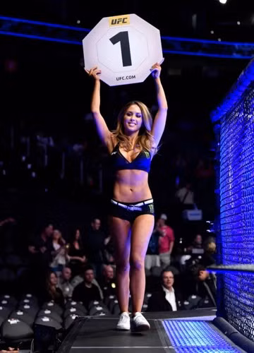 Cựu 'Nữ hoàng ring girl' khoe ảnh 'bỏng mắt'