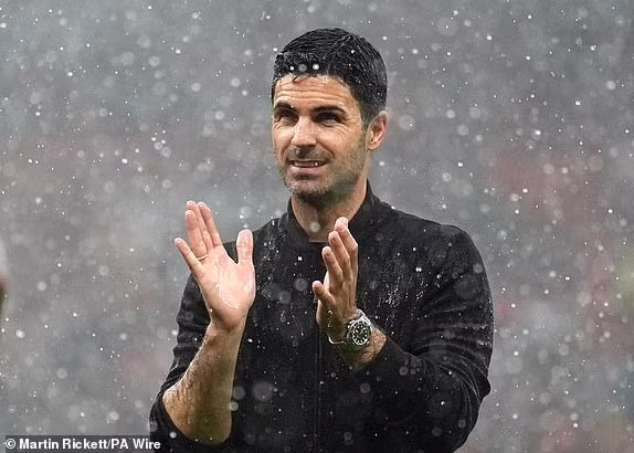 Thầy trò Mikel Arteta đang có 86 điểm, hơn 1 điểm so với Man City nhưng Pháo thủ đang chơi nhiều hơn một trận. Chùm ảnh: Arsenal thắng kịch tính Man Utd, đòi lại ngôi đầu từ Man City