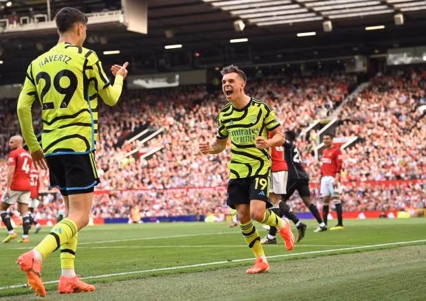 Chiến thắng đưa Arsenal vượt mặt Man City để trở lại ngôi đầu bảng Ngoại hạng Anh. Chùm ảnh: Arsenal thắng kịch tính Man Utd, đòi lại ngôi đầu từ Man City