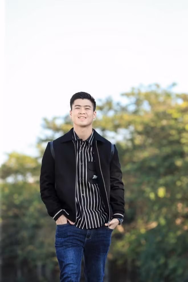 Trung vệ Hà Nội FC sở hữu chiếc răng khểnh rất duyên và anh cũng được người hâm mộ bình chọn vào tốp 5 tuyển thủ đẹp trai nhất bóng đá Việt Nam. 5 'nam thần' ngoại hình cực kỳ điển trai của đội tuyển Việt Nam