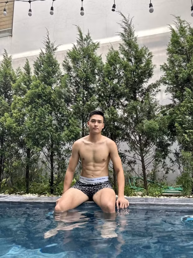Chàng tuyển thủ khoe body 6 múi cực đỉnh. 5 'nam thần' ngoại hình cực kỳ điển trai của đội tuyển Việt Nam