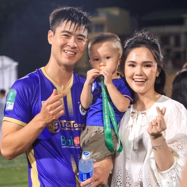 Trung vệ đẹp trai, sinh năm 1996 đã lập gia đình. 5 'nam thần' ngoại hình cực kỳ điển trai của đội tuyển Việt Nam