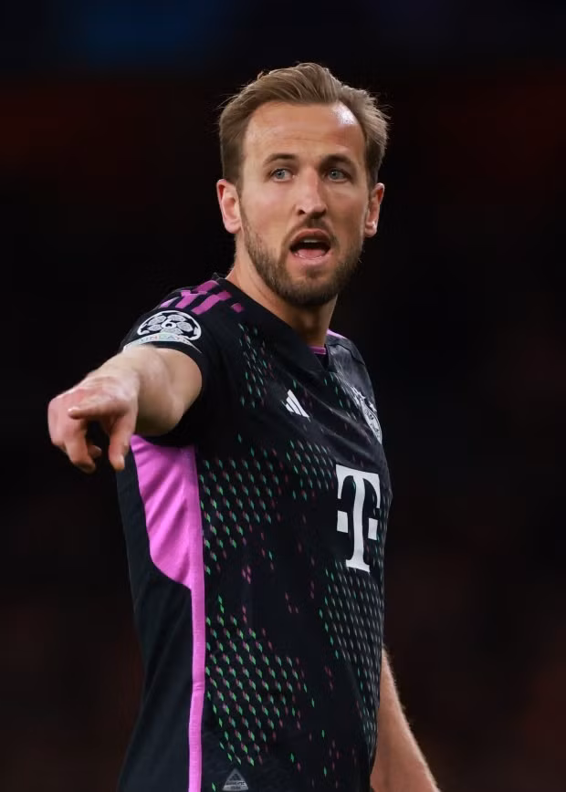 Thời điểm xảy ra tai nạn, Harry Kane vừa trở lại Anh để cùng Bayern Munich đấu Arsenal ở tứ kết lượt đi Champions League. Tai nạn liên hoàn, 3 con của Harry Kane nhập viện