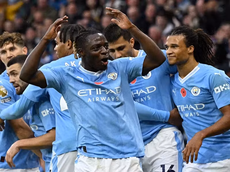 Chiến thắng 6-1 trước Bournemouth giúp Man City vươn lên dẫn đầu bảng xếp hạng với 27 điểm sau 11 trận – hơn 1 điểm so với Tottenham nhưng thi đấu nhiều hơn 1 trận. ‘Bão’ tạm lặng ở Man Utd, Man City lên đỉnh bảng