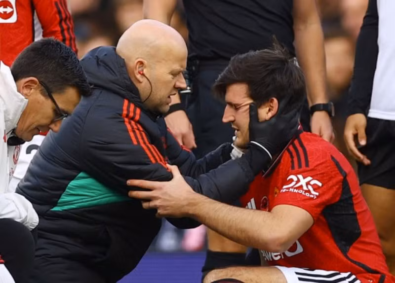 Man Utd phải vất vả mới thắng chủ nhà Fulham 1-0. Harry Maguire phải nhờ chăm sóc y tế ngay những phút đầu trận. ‘Bão’ tạm lặng ở Man Utd, Man City lên đỉnh bảng