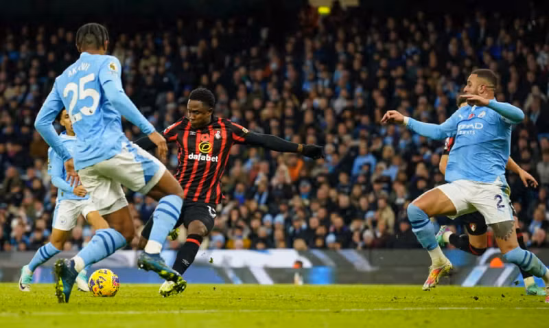 Luis Sinisterra ghi bàn danh dự cho Bournemouth ở phút 74. ‘Bão’ tạm lặng ở Man Utd, Man City lên đỉnh bảng