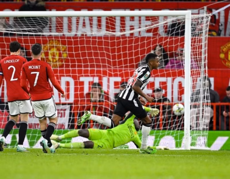 Man United thua thảm hại, thành cựu vương tại Old Trafford