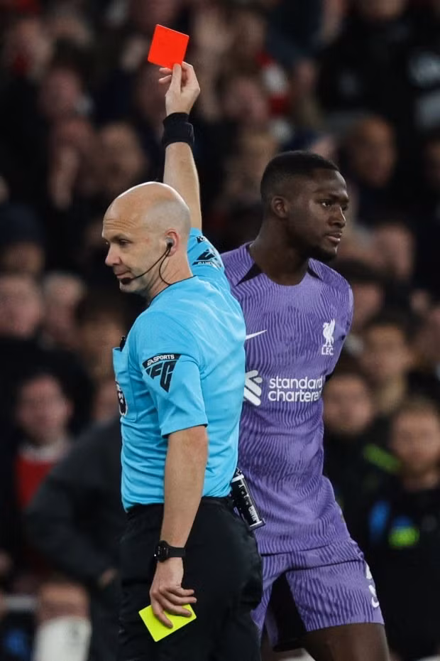Hy vọng kiếm điểm của Liverpool tan biến sau khi Ibrahima Konate nhận thẻ đỏ gián tiếp và phải rời sân ở phút 88 Chùm ảnh: Liverpool thảm bại, Arsenal thắp sáng cuộc đua vô địch