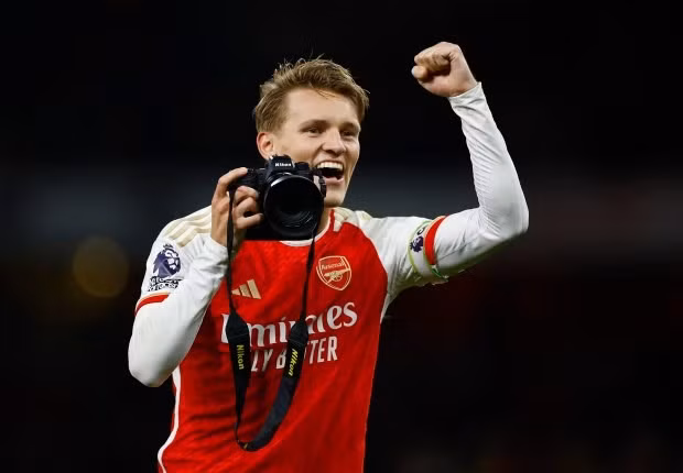 Thủ quân Martin Odegaard mang máy ảnh để ghi lại khoảnh khắc tuyệt vời khi hạ Liverpool. Chùm ảnh: Liverpool thảm bại, Arsenal thắp sáng cuộc đua vô địch