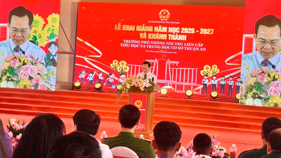 Ông Hồ Văn Mười, Chủ tịch UBND tỉnh Lâm Đồng phát biểu tại Trường Phổ thông nội trú liên cấp Tiểu học và THCS Thuận An.