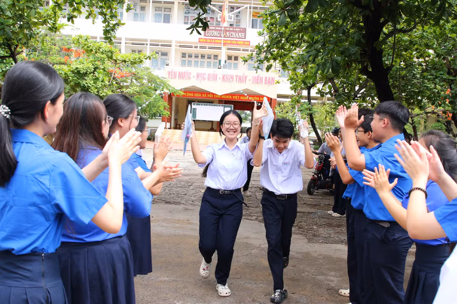 Đắk Lắk công bố điểm chuẩn và số lượng trúng tuyển vào lớp 10 tại các trường chuyên biệt.