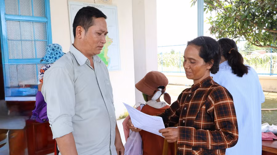 Anh Nguyễn Ngọc Vấn hỗ trợ người dân tại buổi khám sức khỏe cộng đồng.