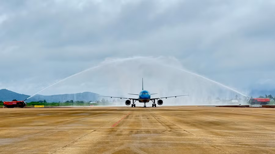 Chuyến bay đầu tiên được chào đón bằng nghi thức phun vòi rồng.