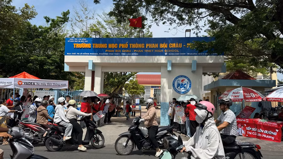Trường THPT Phan Bội Châu - Phan Thiết, phường Phú Thủy, tỉnh Lâm Đồng.