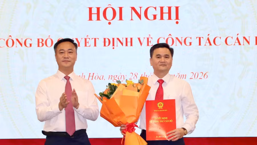 Chủ tịch UBND tỉnh Khánh Hòa Nguyễn Việt Hùng trao quyết định cho tân Giám đốc Sở Giáo dục và Đào tạo.