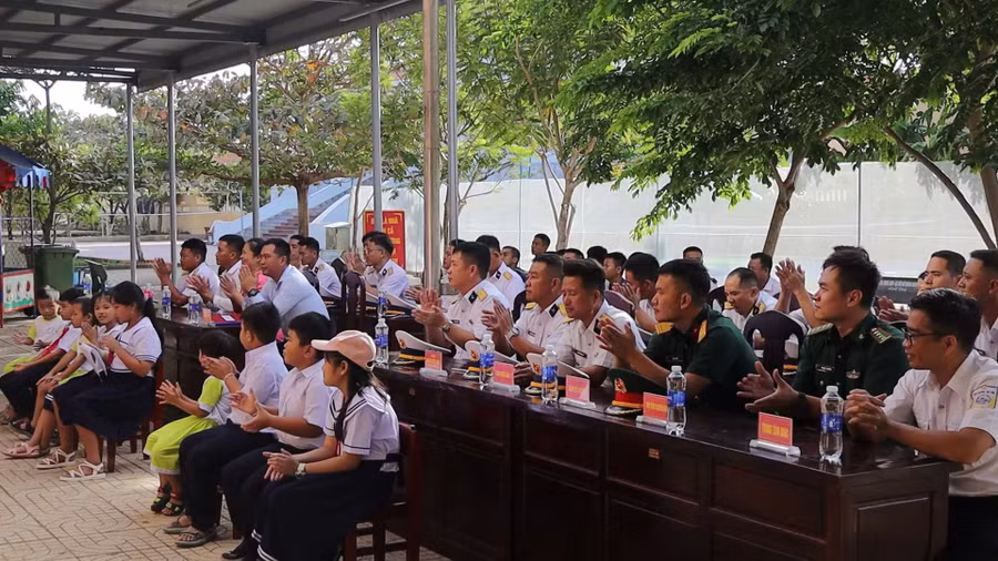 quang-canh-buoi-khai-giang-tai-truong-tieu-hoc-da-tay.jpg