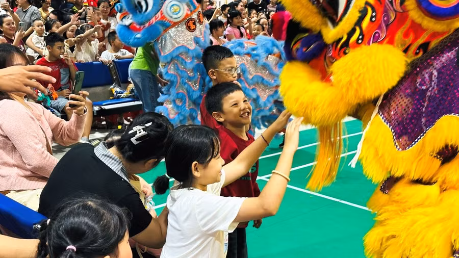 Các em thiếu nhi là con CBCNV, người lao động trong Công ty Nhiệt điện Vĩnh Tân vui hội trung thu.