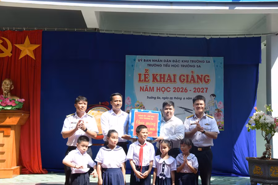 chi-huy-dao-truong-sa-tang-qua-mung-giao-vien-hoc-sinh-nha-truong-nhan-dip-nam-hoc-moi.jpg