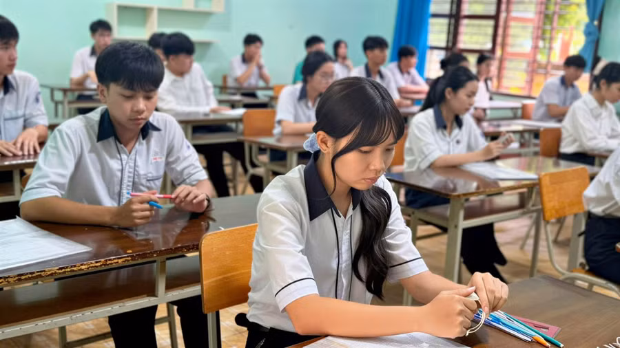 Thí sinh Đặc khu Phú Quý hoàn tất các thủ tục trước giờ làm bài môn Ngữ văn.