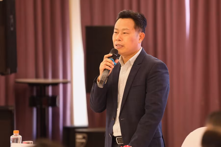 Thứ trưởng Bộ GD&ĐT Lê Quân dự và chỉ đạo Hội nghị.