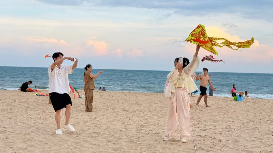 Lễ hội diều tại bãi biển thu hút đông đảo du khách tham gia.