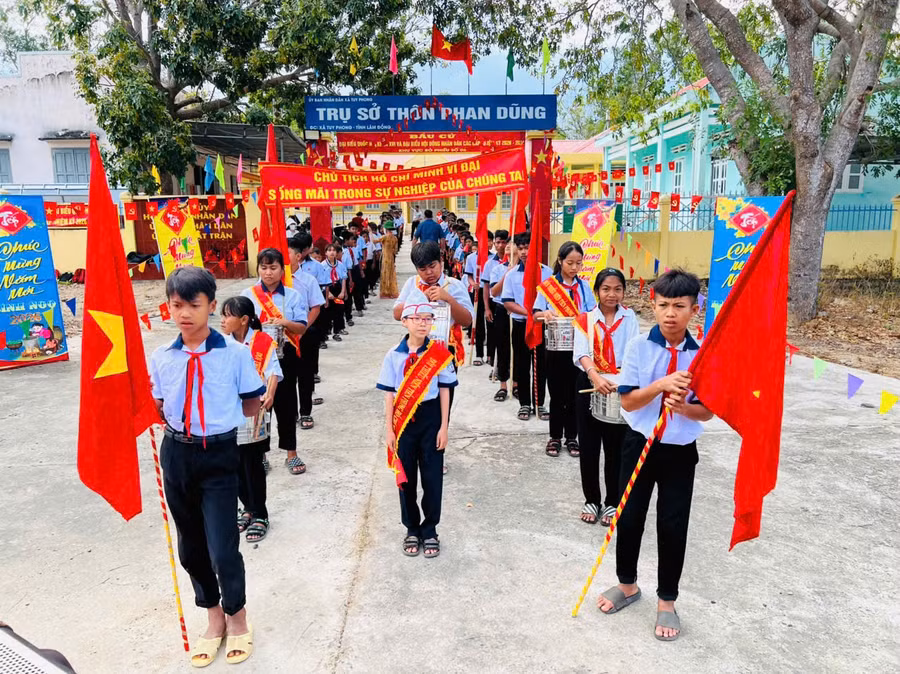 Học sinh Trường Tiểu học và THCS Phan Dũng chuẩn bị diễu hành chào mừng ngày bầu cử đại biểu Quốc hội khoá XVI và HĐND các cấp.