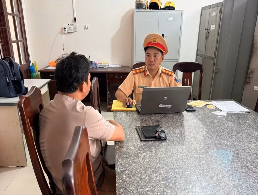 Lực lượng CSGT mời tài xế làm việc và xử lý. (Ảnh C.A cung cấp)