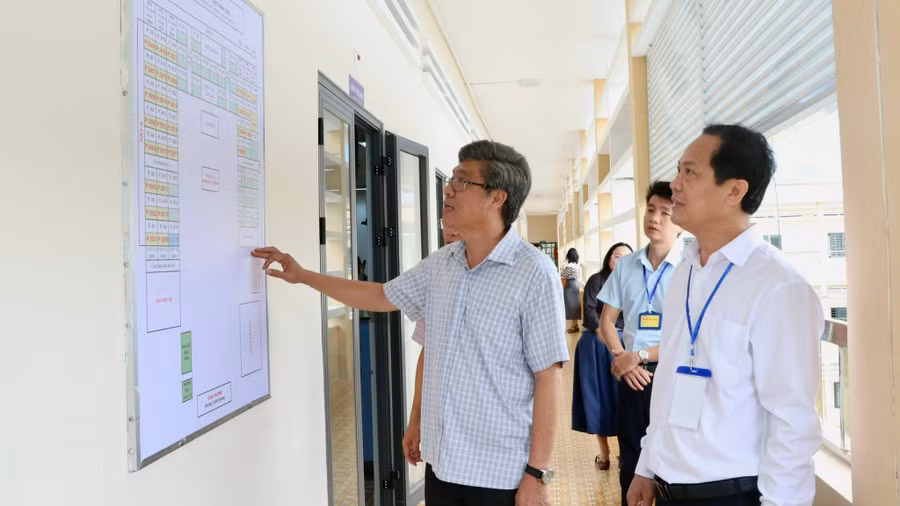 Ông Nguyễn Minh - Phó Chủ tịch UBND tỉnh Lâm Đồng kiểm tra công tác tổ chức Kỳ thi tốt nghiệp THPT 2006.