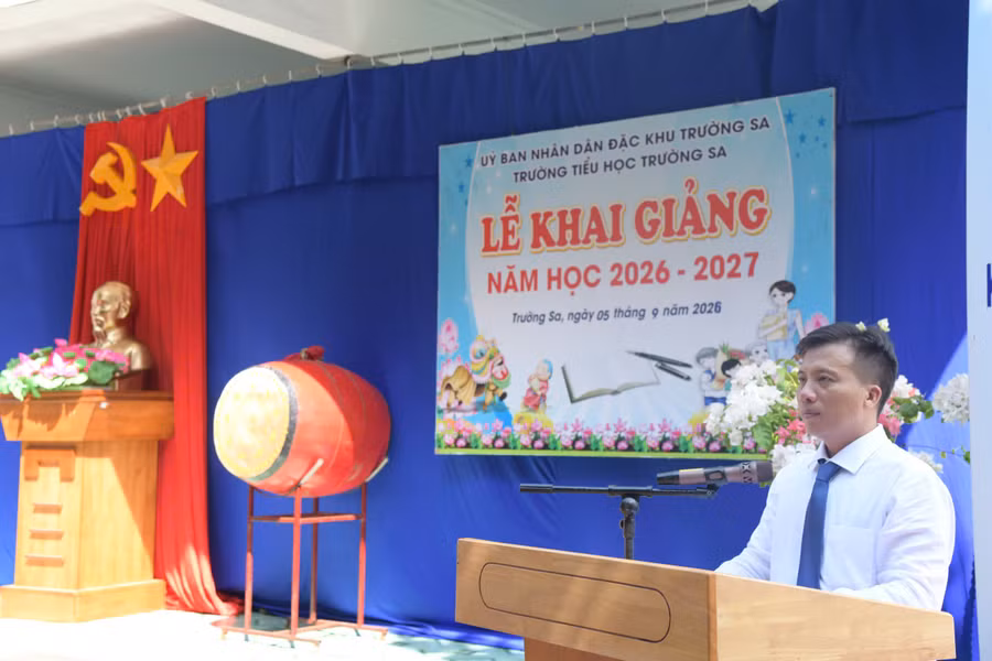 trung-ta-vu-duc-quynh-chi-huy-truong-dao-truong-sa-phat-bieu-dong-vien-giao-vien-hoc-sinh-nha-truong.jpg
