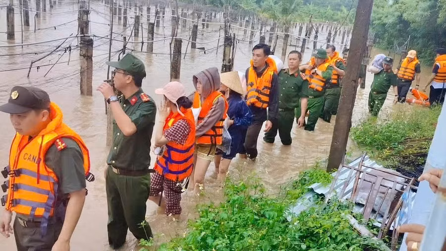 Đưa người dân ra khỏi vùng nguy hiểm.