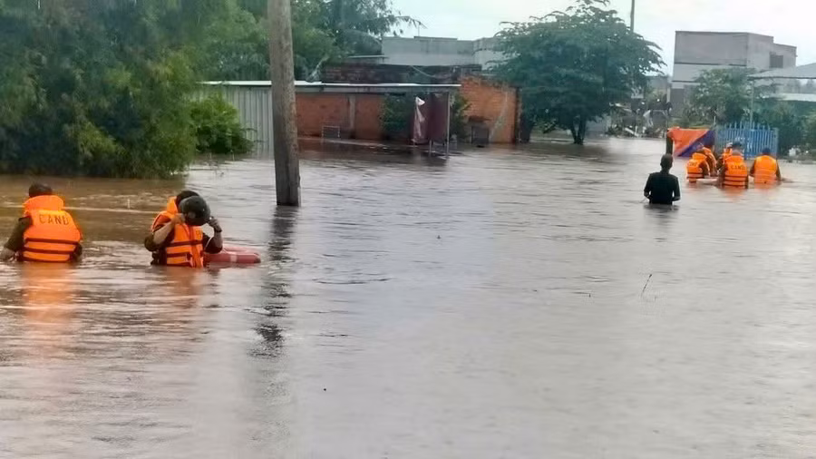 Mưa lớn gây ngập cục bộ nhiều nơi.