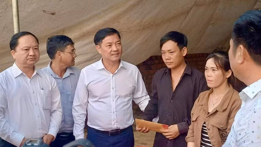 Phó Chủ tịch Thường trực UBND tỉnh Lâm Đồng Lê Trọng Yên thăm hỏi gia đình các nạn nhân.