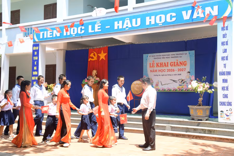 khong-khi-han-hoan-phan-khoi-cua-thay-va-tro-truong-tieu-hoc-truong-sa-truoc-them-nam-hoc-moi.jpg