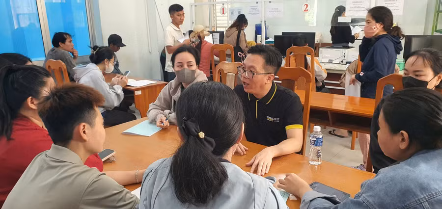 Người lao động tại Lâm Đồng được tư vấn đi làm việc tại nước ngoài.