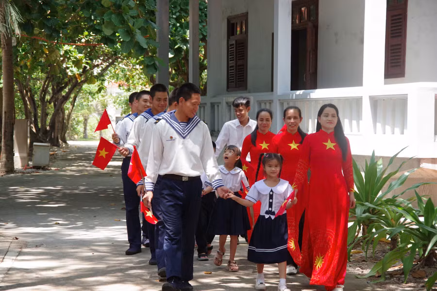 can-bo-chien-si-phu-huynh-tren-dao-truong-sa-han-hoan-dua-cac-em-hoc-sinh-den-truong.jpg
