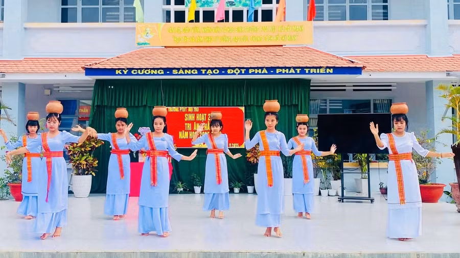 Học sinh các Trường Phổ thông Dân tộc Nội trú ở Lâm Đồng tham gia hoạt động để giữ gìn bản sắc văn hóa dân tộc.