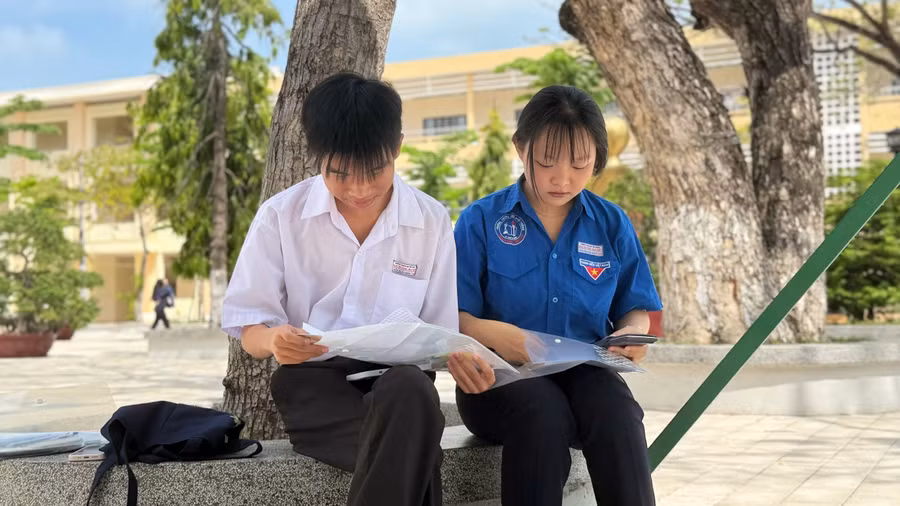 Các thí sinh Lâm Đồng kiểm tra giấy tờ, vật dụng tham gia Kỳ thi tốt nghiệp THPT 2026.