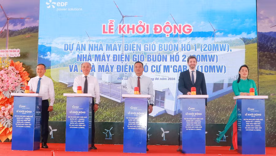 Các đại biểu bấm nút động thổ các dự án điện gió.