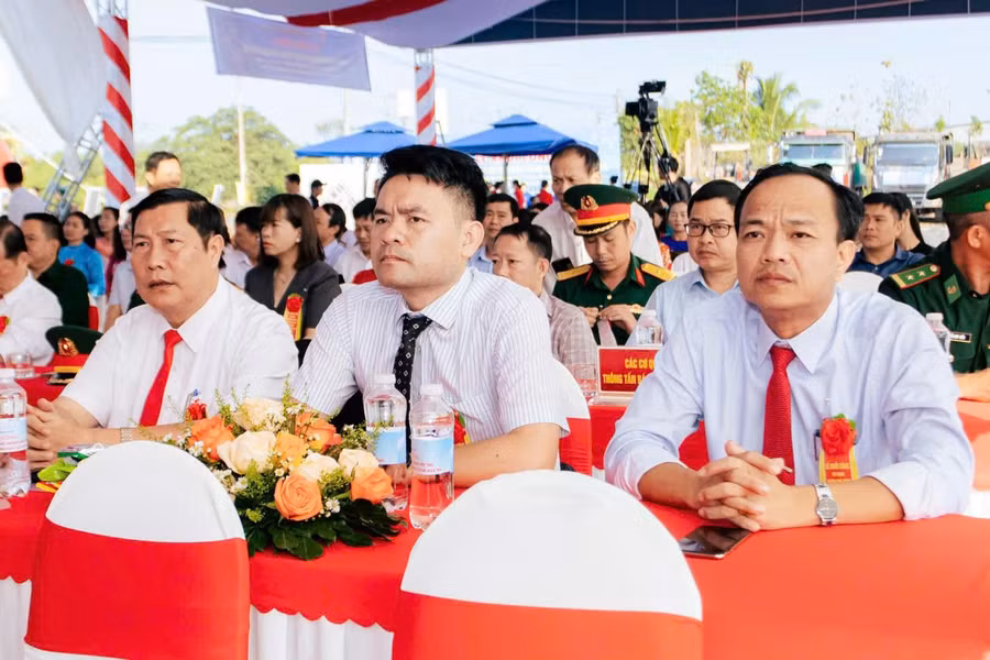 nt-a2-ong-hoang-van-tam-chu-tich-ubnd-xa-dak-wil-ben-trai-du-le-khoi-cong-truong-pho-thong-noi-tru-lien-cap.jpg