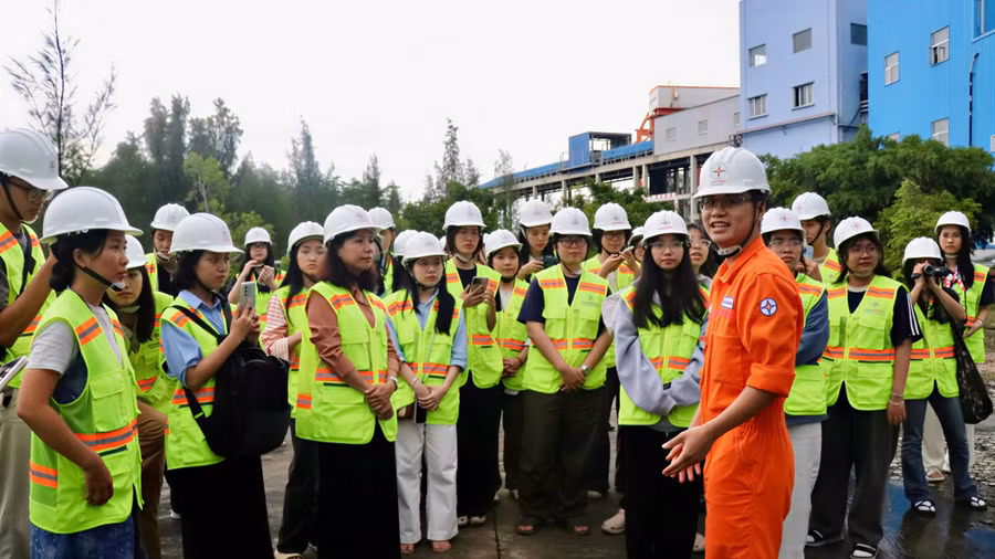 Sinh viên được chia sẻ quy trình tiếp nhận than tại Kho than Nhà máy Nhiệt điện Vĩnh Tân 2.
