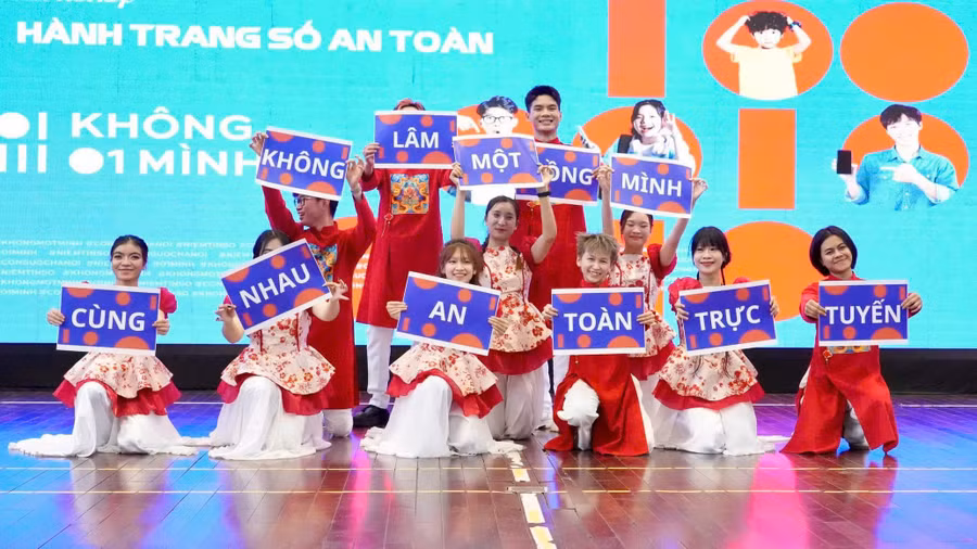 Học sinh tham gia giao lưu trong buổi tuyên truyền "hành trang số an toàn" tại Lâm Đồng.