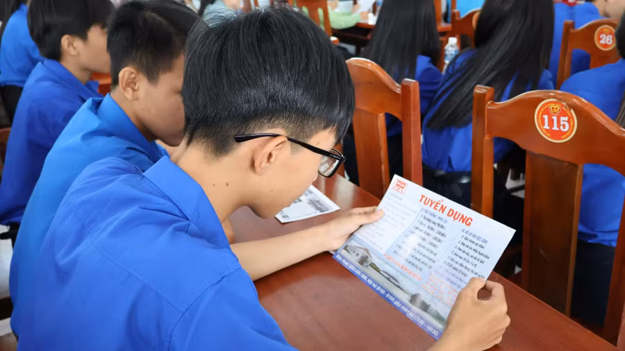 Học sinh, đoàn viên thanh niên xã Lương Sơn được tư vấn và giới thiệu việc làm.