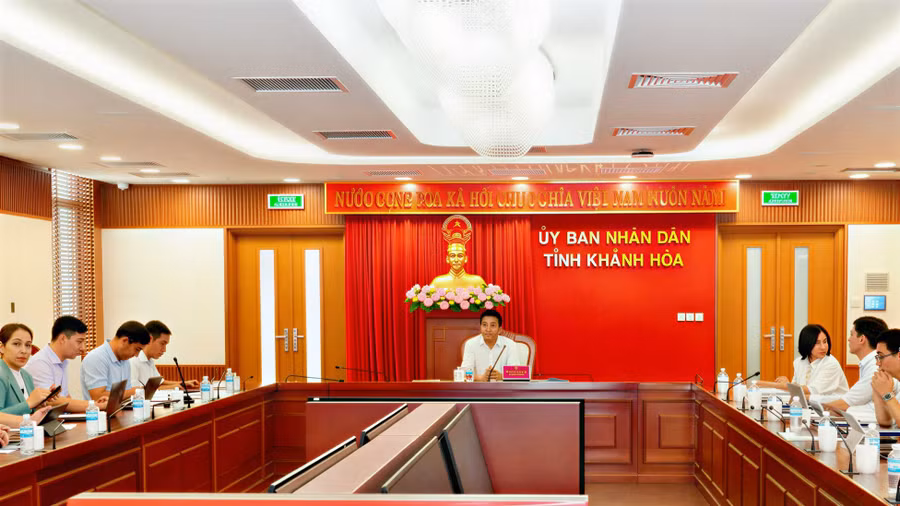 Ông Nguyễn Long Biên, Phó Chủ tịch Thường trực UBND tỉnh Khánh Hòa chủ trì cuộc họp.