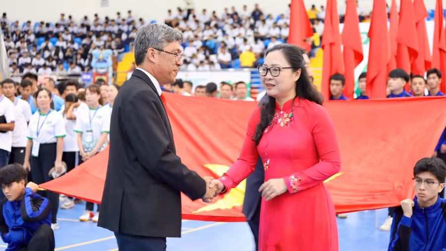 Thứ trưởng Bộ GD&ĐT Nguyễn Thị Quyên Thanh và Phó Chủ tịch UBND tỉnh Lâm Đồng Nguyễn Minh dự lễ Khai mạc Giải Thể thao học sinh phổ thông toàn quốc 2026.