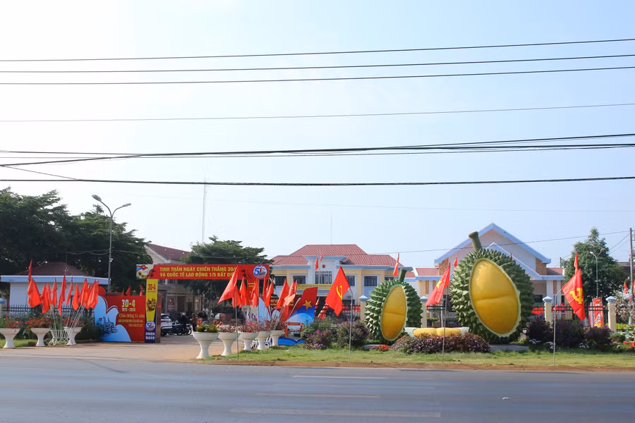 Biểu tượng trái sầu riêng đặt trước trụ sở UBND xã Ea Knuếc thể hiện định hướng phát triển cây trồng chủ lực của địa phương.