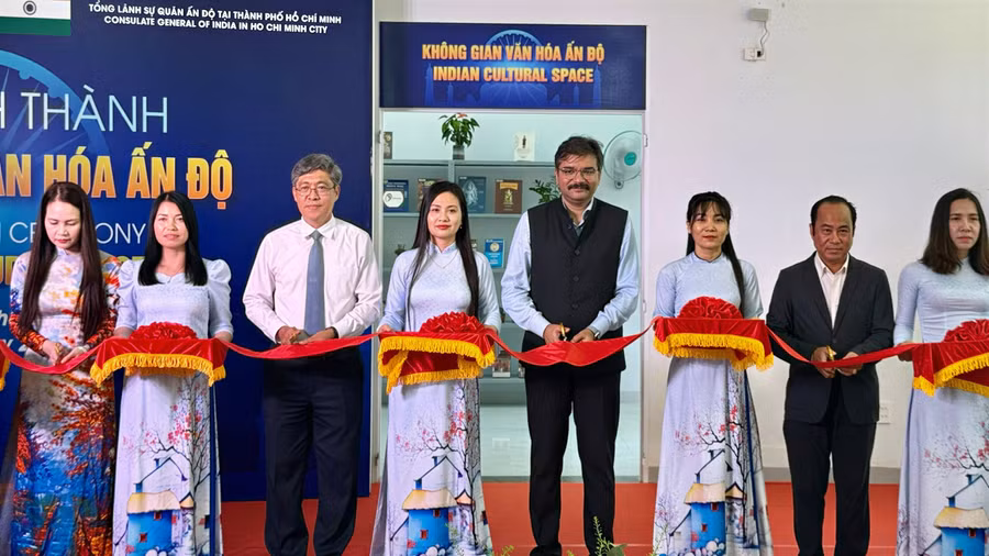 Các đại biểu cắt băng khánh thành Không gian văn hóa Ấn Độ.
