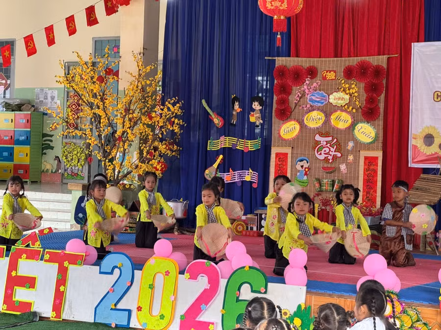 a4-cac-be-hoa-than-trong-nhung-tiet-muc-am-nhac-mang-sac-mau-van-hoa-ba-mien.jpg